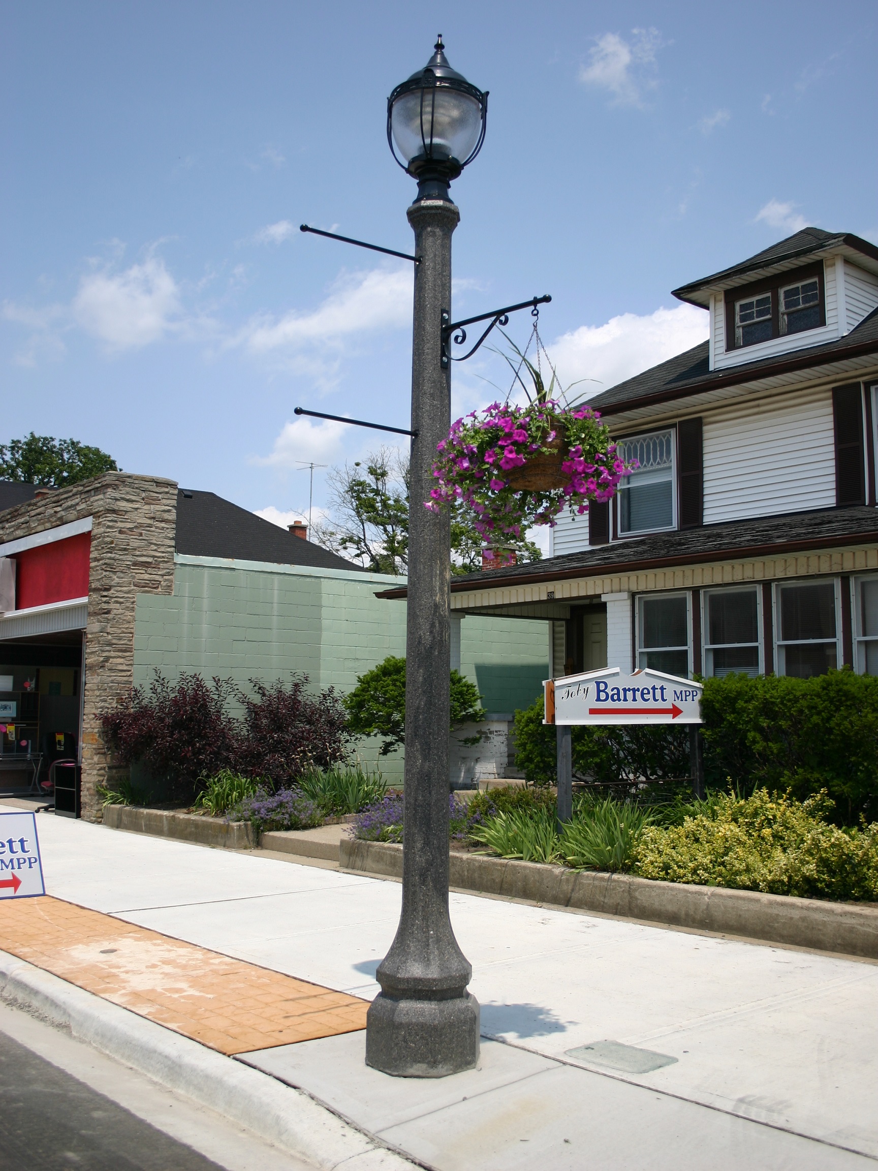 single lamp streetlight